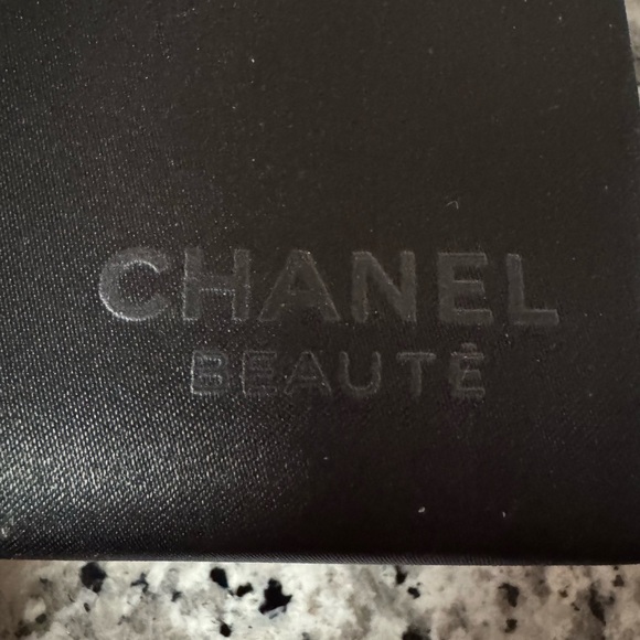 CHANEL Beauté Black Makeup Organizer with Embossed Floral Design - Picture 8 of 9